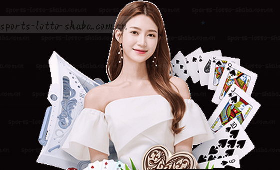 清晨阳光穿过树叶，窗台上水杯反光